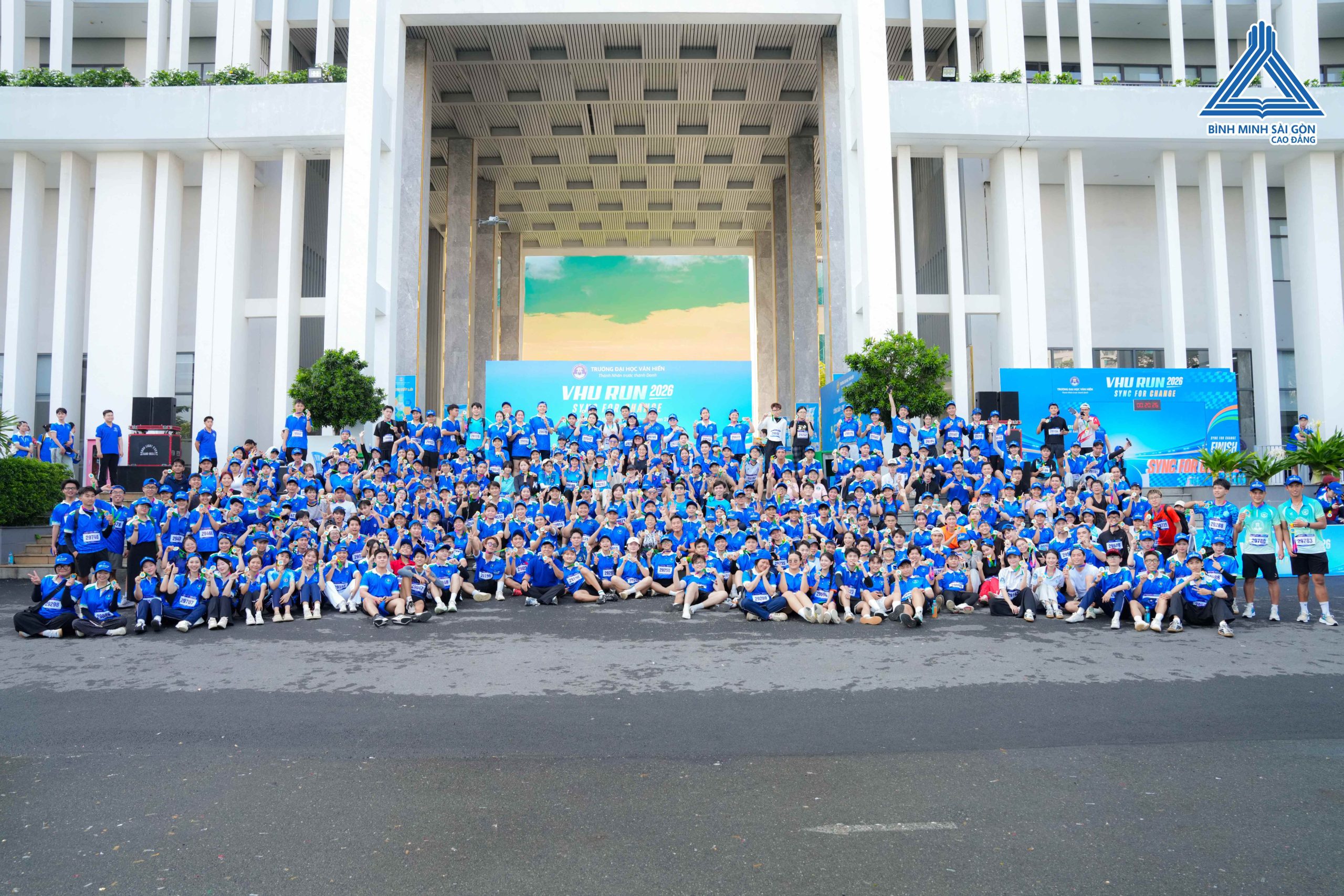 Đông đảo sinh viên và các thành viên trong Hệ sinh thái Đại học Văn Hiến cùng lưu lại khoảnh khắc tại VHU RUN 2026 