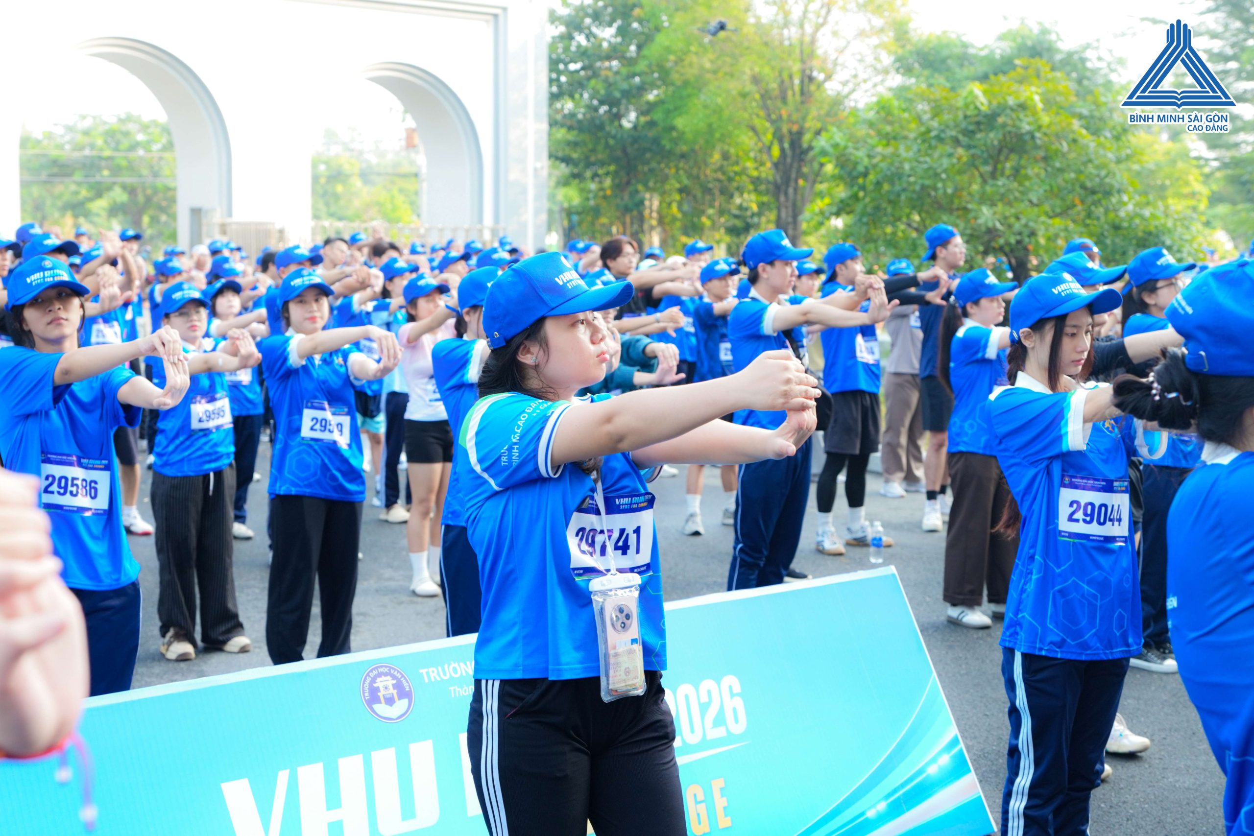 Sinh viên khởi động trước khi bước vào đường chạy VHU RUN 2026 - SYNC FOR CHANGE