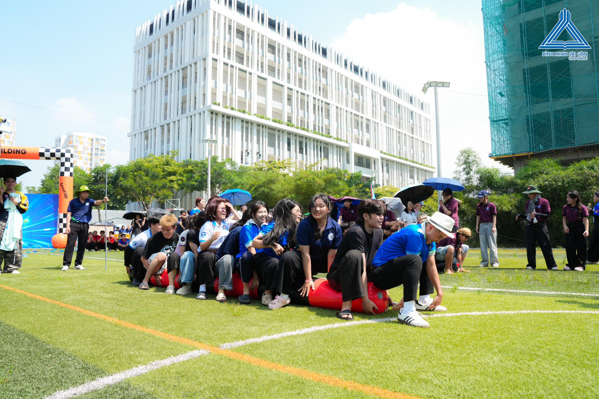 Hoạt động teambuilding mang đến không khí sôi động, tăng cường sự phối hợp và kết nối giữa các sinh viên