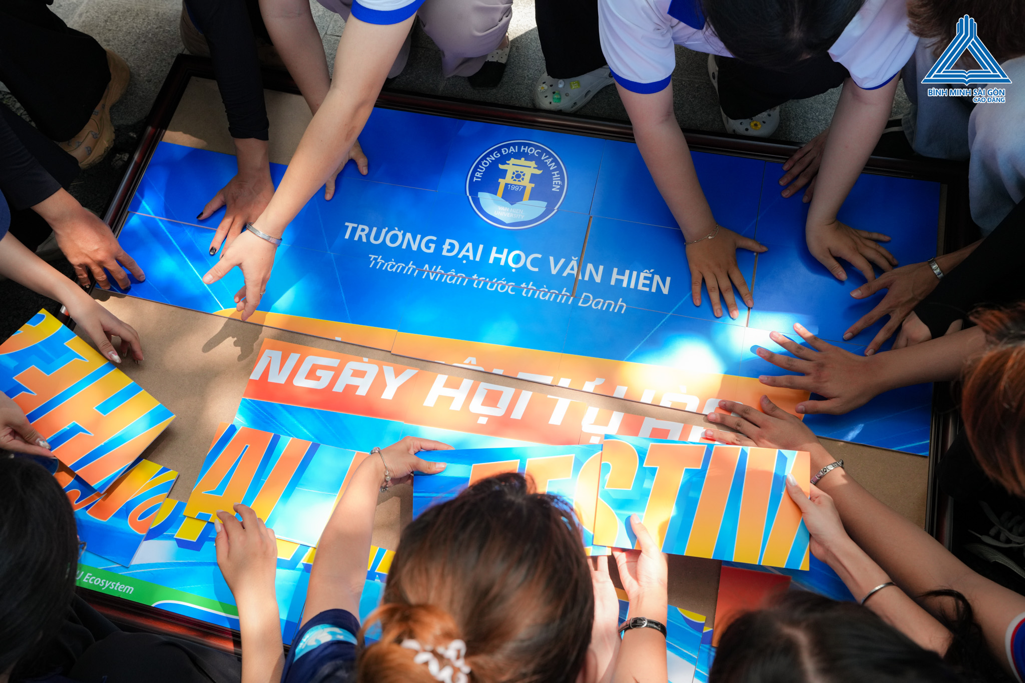 Sinh viên phối hợp hoàn thành thử thách ghép hình, thể hiện tinh thần đồng đội tại Festival VHEers